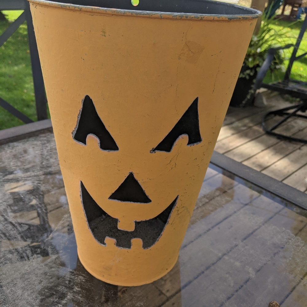 Jack-o-lantern planter